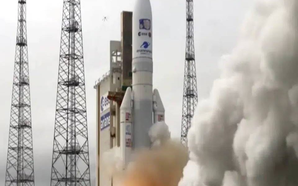 Una nave espacial europea partió en una búsqueda de una década para explorar Júpiter y tres de sus lunas heladas que podrían contener océanos enterrados.