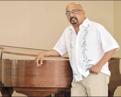 Enrique Arsenio Lucca Quiñones nació en Ponce, Puerto Rico, tal día como hoy 10 de abril pero en el año 1946. Conocido como Papo Lucca, es uno de los más grandes pianistas y multi instrumentistas (sintetizador, flugelhorn, cuatro puertorriqueño,...) de Salsa y Latin Jazz.