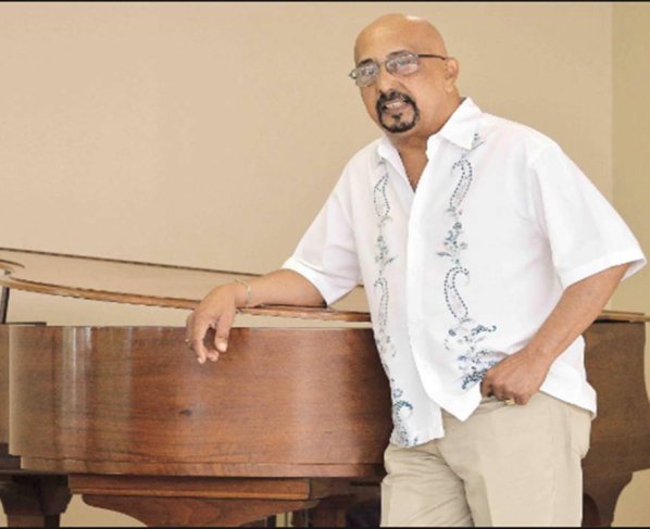 Enrique Arsenio Lucca Quiñones nació en Ponce, Puerto Rico, tal día como hoy 10 de abril pero en el año 1946. Conocido como Papo Lucca, es uno de los más grandes pianistas y multi instrumentistas (sintetizador, flugelhorn, cuatro puertorriqueño,...) de Salsa y Latin Jazz.