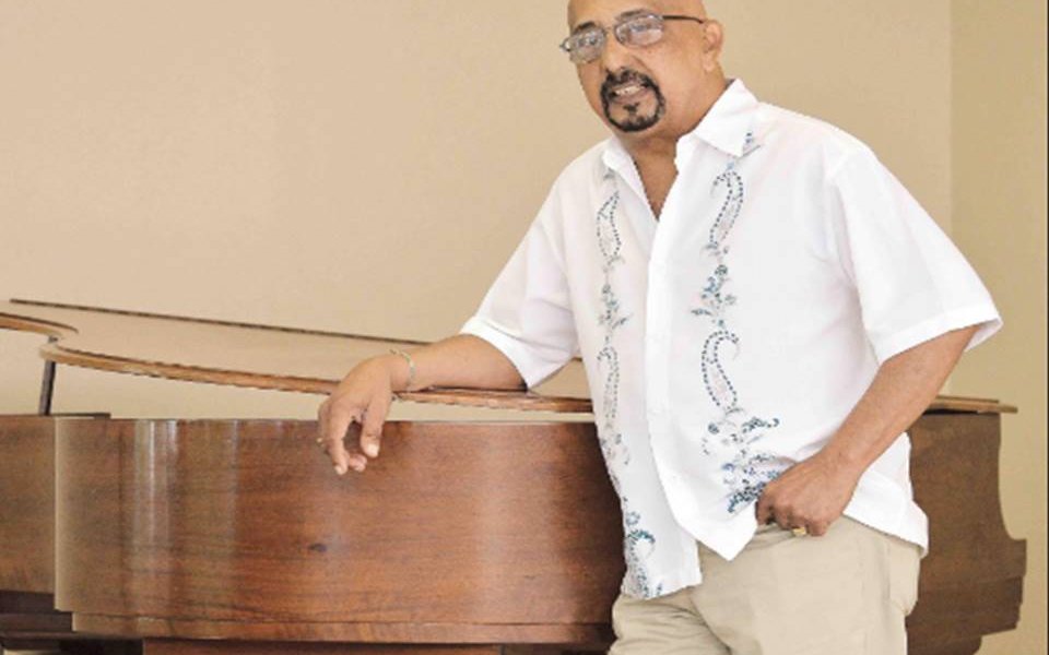 Enrique Arsenio Lucca Quiñones nació en Ponce, Puerto Rico, tal día como hoy 10 de abril pero en el año 1946. Conocido como Papo Lucca, es uno de los más grandes pianistas y multi instrumentistas (sintetizador, flugelhorn, cuatro puertorriqueño,...) de Salsa y Latin Jazz.