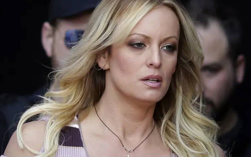 Stormy Daniels debe pagar aproximadamente 122 mil dólares de los honorarios de los abogados de Donald Trump que se acumularon en relación con la fallida demanda por difamación que presentó la actriz porno, dictaminó un tribunal de apelaciones.