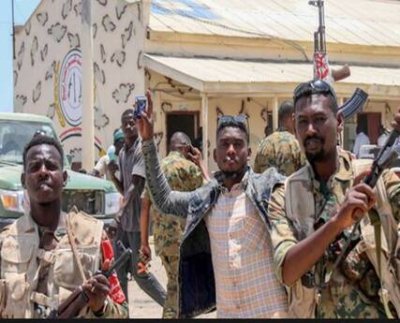 Las explosiones y los intensos tiroteos sacudieron la capital de Sudán en el quinto día consecutivo de combates tras el rápido fracaso de una tregua con mediación internacional. El fracaso el alto el fuego sugiere que los dos generales rivales que luchan por el control del país están decididos a aplastarse mutuamente en un conflicto que podría alargarse.