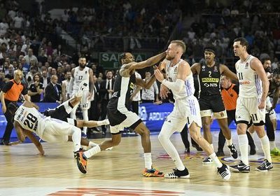 A falta de 1:40 para el final del partido una pelea brutal entre los jugadores del Real Madrid y Partizán acabó con el partido.