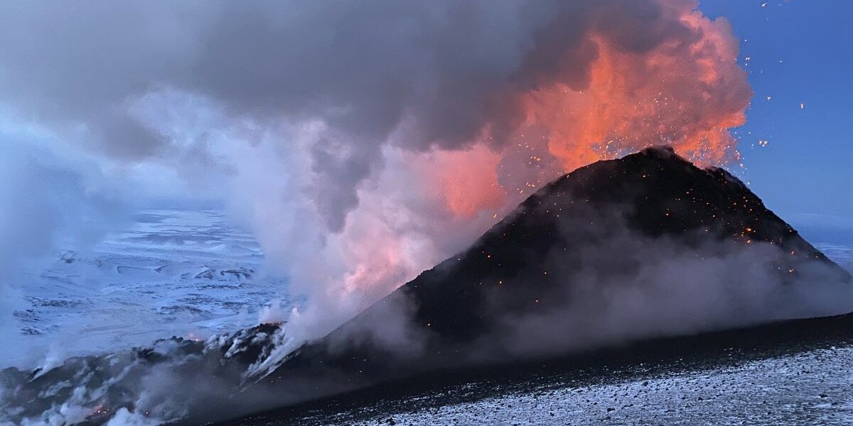 El volcán Shiveluch, ubicado en la península rusa de Kamchatka (Extremo Oriente), entró en erupción, expulsando una densa columna de cenizas que alcanzó los 15 kilómetros de altura y causó la peor caída de ceniza en 60 años.