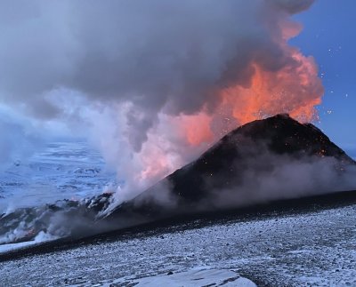 El volcán Shiveluch, ubicado en la península rusa de Kamchatka (Extremo Oriente), entró en erupción, expulsando una densa columna de cenizas que alcanzó los 15 kilómetros de altura y causó la peor caída de ceniza en 60 años.