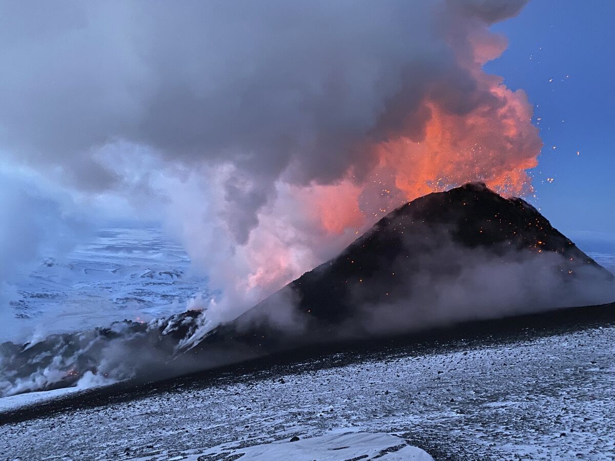 El volcán Shiveluch, ubicado en la península rusa de Kamchatka (Extremo Oriente), entró en erupción, expulsando una densa columna de cenizas que alcanzó los 15 kilómetros de altura y causó la peor caída de ceniza en 60 años.