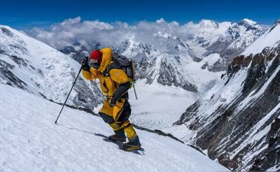 Un escalador estadounidense murió cuando se dirigía a escalar el monte Everest según informó un organizador de la expedición.