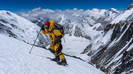 Un escalador estadounidense murió cuando se dirigía a escalar el monte Everest según informó un organizador de la expedición.