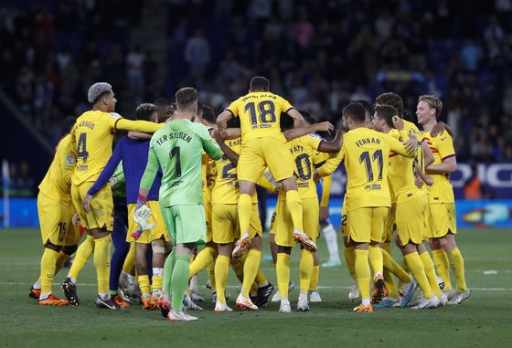 El Barcelona se alzó con el título de La Liga tras vencer 4-2 al Espanyol en el RCDE Stadium de la capital catalana.