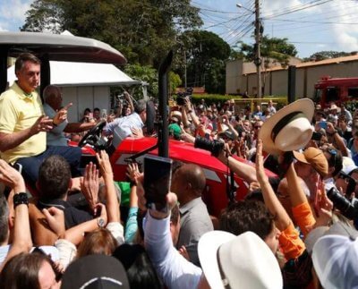 La casa del expresidente Jair Bolsonaro en Brasilia fue allanada por orden del Supremo Tribunal Federal (STF) de Brasil y seis personas fueron detenidas, entre ellos uno de sus ex edecanes militares, en el marco de una investigación sobre la violación al archivo del Ministerio de Salud para emitir certificados falsos de vacunación contra el Covid-19.