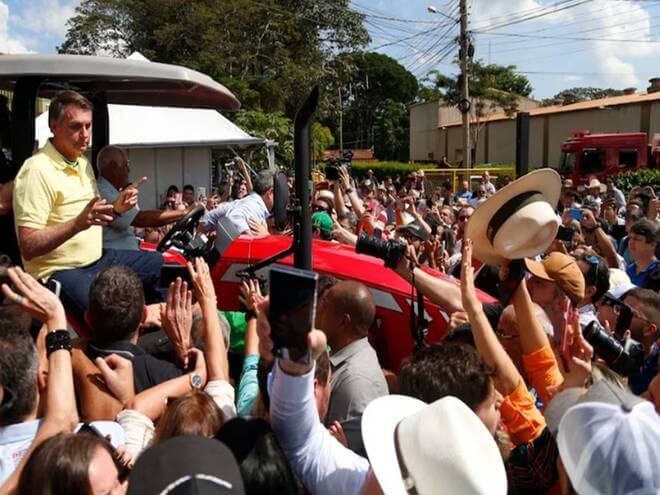 La casa del expresidente Jair Bolsonaro en Brasilia fue allanada por orden del Supremo Tribunal Federal (STF) de Brasil y seis personas fueron detenidas, entre ellos uno de sus ex edecanes militares, en el marco de una investigación sobre la violación al archivo del Ministerio de Salud para emitir certificados falsos de vacunación contra el Covid-19.