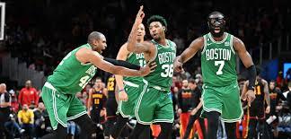 Los Boston Celtics ganaron 121-87 a los Philadelphia 76ers del MVP Joel Embiid (15+3) y James Harden (12 puntos con 2 de 14 en tiros de campo) para poner el 1-1 en su serie de Playoffs NBA en las semifinales de la Conferencia, esto gracias al acierto de Jaylen Brown (25 puntos) y el suplente Malcolm Brogdon (23 puntos y 6 triples).