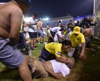 El Salvador registró un trágico suceso deportivo, cuando una gran estampida ocasionó 12 muertes y más de 100 heridos en un encuentro de fútbol, en el estadio de Cuscatlán, escenario que presentaban el partido entre La Alianza y Asociados Santanecos