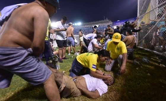 El Salvador registró un trágico suceso deportivo, cuando una gran estampida ocasionó 12 muertes y más de 100 heridos en un encuentro de fútbol, en el estadio de Cuscatlán, escenario que presentaban el partido entre La Alianza y Asociados Santanecos