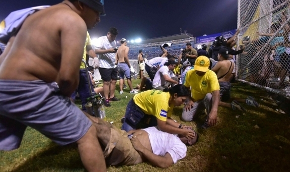 El Salvador registró un trágico suceso deportivo, cuando una gran estampida ocasionó 12 muertes y más de 100 heridos en un encuentro de fútbol, en el estadio de Cuscatlán, escenario que presentaban el partido entre La Alianza y Asociados Santanecos