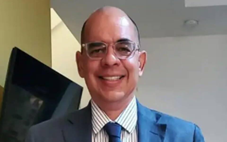 El médico cirujano y PhD en ortopedia y traumatología Fernando Gómez Aguado , @ferluisgo , desarrolló una técnica que combina el uso de ácido hialurónico y las proteínas del cordón umbilical, para combatir los dolores en las rodillas y prevenir la necesidad de cirugías. Los dolores en las rodillas pueden ser cosa del pasado.