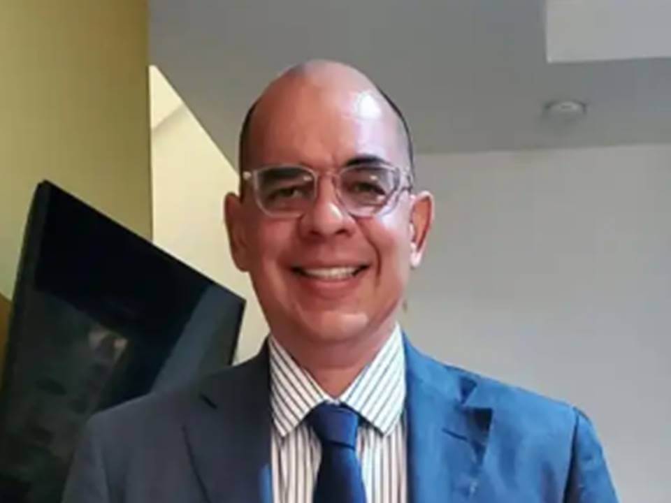 El médico cirujano y PhD en ortopedia y traumatología Fernando Gómez Aguado , @ferluisgo , desarrolló una técnica que combina el uso de ácido hialurónico y las proteínas del cordón umbilical, para combatir los dolores en las rodillas y prevenir la necesidad de cirugías. Los dolores en las rodillas pueden ser cosa del pasado.