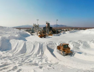 En 1980 en una antigua mina de estaño, ubicada en Greenbushes, Australia Occidental se encontró litio (llamado también oro blanco), considerado entonces una rareza geológica. El litio es en realidad un mineral muy común.