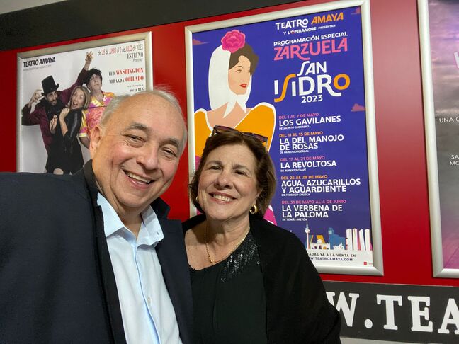 Algunas personalidades de la sociedad venezolana en Madrid, saliendo de la agradable presentación Especial en el Teatro AMAYA, Zarzuela: “Los Gavilanes” (a la izquierda Anaís Ramentol de García; Francis Rugeles, Eleonora Silva),  Iván García Contreras.