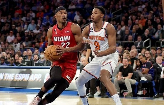 El equipo de Miami volvió a remontar, con un marcador 108 a 101 ante los Knicks de Nueva York en el primer partido de la Semifinal de la NBA.