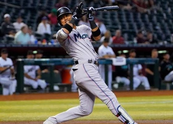 Luis Arráez, segunda base de los Marlins de Miami, continúa demostrando ser uno de los mejores bateadores de la Major League Baseball en lo que va de la temporada 2023, lo que le permite hacer historia con su nueva organización.