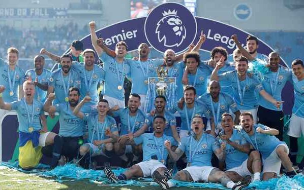 El Manchester City el pasado sábado se coronó campeón de la Premier League por tercera vez consecutivo, luego de que su adversario directo el Arsenal cayera ante Nottingham Forest 1-0, para así automáticamente los dirigidos por Pep Guardiola pudieran celebrar a falta de una jornada para terminar la temporada.