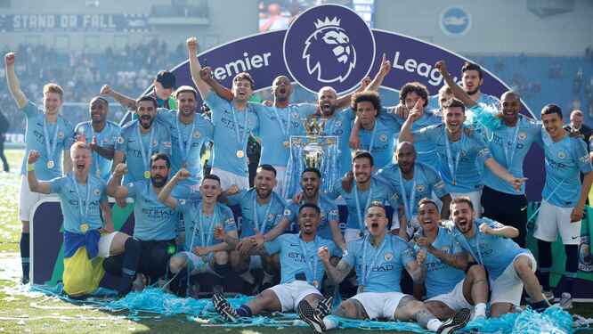 El Manchester City el pasado sábado se coronó campeón de la Premier League por tercera vez consecutivo, luego de que su adversario directo el Arsenal cayera ante Nottingham Forest 1-0, para así automáticamente los dirigidos por Pep Guardiola pudieran celebrar a falta de una jornada para terminar la temporada.