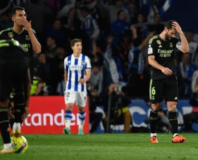 La Real Sociedad dominó al Real Madrid en el Reale Arena de Anoeta tras vencer al cuadro blanco con marcador de dos goles por cero en un duelo donde la defensa vasca fue vital para frenar a un ataque visitante que careció de ocasiones claras.