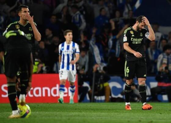 La Real Sociedad dominó al Real Madrid en el Reale Arena de Anoeta tras vencer al cuadro blanco con marcador de dos goles por cero en un duelo donde la defensa vasca fue vital para frenar a un ataque visitante que careció de ocasiones claras.