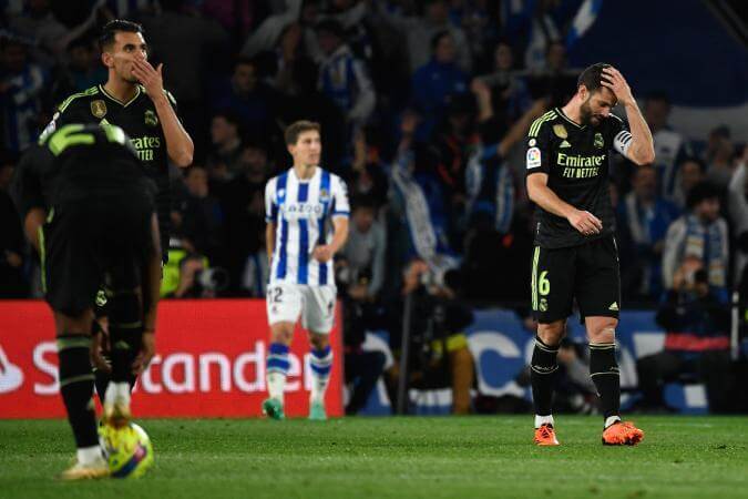 La Real Sociedad dominó al Real Madrid en el Reale Arena de Anoeta tras vencer al cuadro blanco con marcador de dos goles por cero en un duelo donde la defensa vasca fue vital para frenar a un ataque visitante que careció de ocasiones claras.