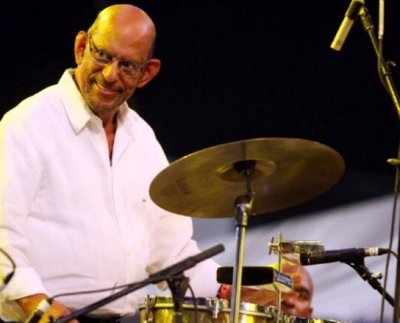 Fernando Luis Rosario Marín nació en Coamo, Puerto Rico, un 6 de mayo de 1924 y por ello está celebrando su ¡cumpleaños 99!. Willie Rosario fue criado en una familia pobre y trabajadora. Sus padres se percataron que estaba inclinado hacia la música desde muy niño y le inscribieron en lecciones de guitarra a la edad de 6 años mientras recibía la educación primaria y secundaria en su ciudad natal.