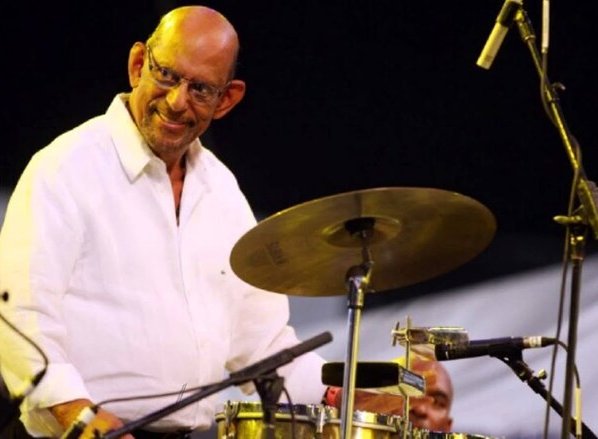 Fernando Luis Rosario Marín nació en Coamo, Puerto Rico, un 6 de mayo de 1924 y por ello está celebrando su ¡cumpleaños 99!. Willie Rosario fue criado en una familia pobre y trabajadora. Sus padres se percataron que estaba inclinado hacia la música desde muy niño y le inscribieron en lecciones de guitarra a la edad de 6 años mientras recibía la educación primaria y secundaria en su ciudad natal.