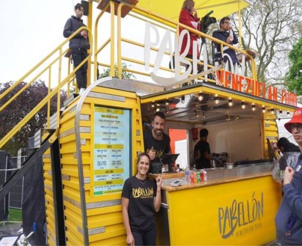 Después de la procesión, mientras los británicos veían la ceremonia de la coronación, a la distancia, un puesto llamado Pabellón destacaba y sus dueños son la pareja caraqueña Karla Quetglas y Helios Gala.