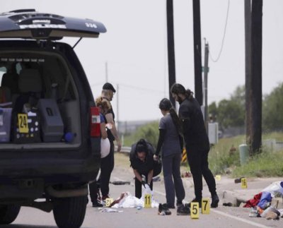 Una camioneta se estrelló contra una multitud , matando a siete personas e hiriendo a otras 10 que esperaban en una parada de autobús frente a un refugio para migrantes en la ciudad fronteriza de Brownsville, Texas, dijo la policía.