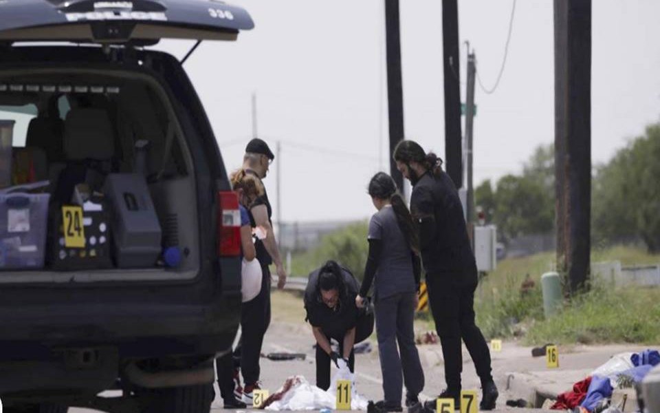 Una camioneta se estrelló contra una multitud , matando a siete personas e hiriendo a otras 10 que esperaban en una parada de autobús frente a un refugio para migrantes en la ciudad fronteriza de Brownsville, Texas, dijo la policía.