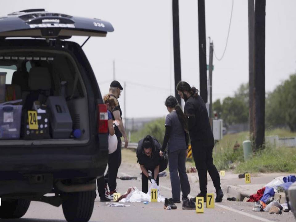 Una camioneta se estrelló contra una multitud , matando a siete personas e hiriendo a otras 10 que esperaban en una parada de autobús frente a un refugio para migrantes en la ciudad fronteriza de Brownsville, Texas, dijo la policía.