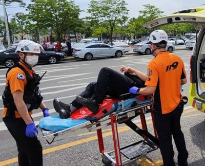 El hombre de 30 años habría intentado saltar del avión. Una vez en tierra fue detenido y entregado a la policía para tratar de conocer sus motivos. Al menos nueve personas fueron hospitalizadas tras el incidente.