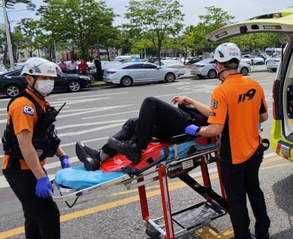El hombre de 30 años habría intentado saltar del avión. Una vez en tierra fue detenido y entregado a la policía para tratar de conocer sus motivos. Al menos nueve personas fueron hospitalizadas tras el incidente.