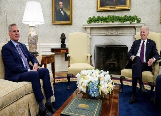 El presidente Joe Biden sostendrá este martes otra conversación en la Casa Blanca con líderes del Congreso sobre el techo de la deuda de Estados Unidos, en una nueva sesión dentro de los esfuerzos para alcanzar un acuerdo y evitar un impago del gobierno federal que sacudiría la economía global.