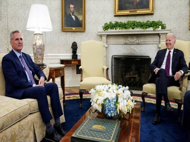 El presidente Joe Biden sostendrá este martes otra conversación en la Casa Blanca con líderes del Congreso sobre el techo de la deuda de Estados Unidos, en una nueva sesión dentro de los esfuerzos para alcanzar un acuerdo y evitar un impago del gobierno federal que sacudiría la economía global.