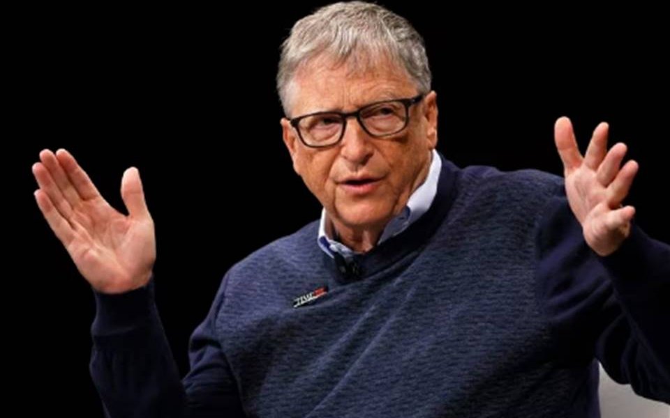 El fundador de Microsoft afirmó que las profesiones ideales serán las que estén centradas en tres áreas: inteligencia artificial energía y biología.
