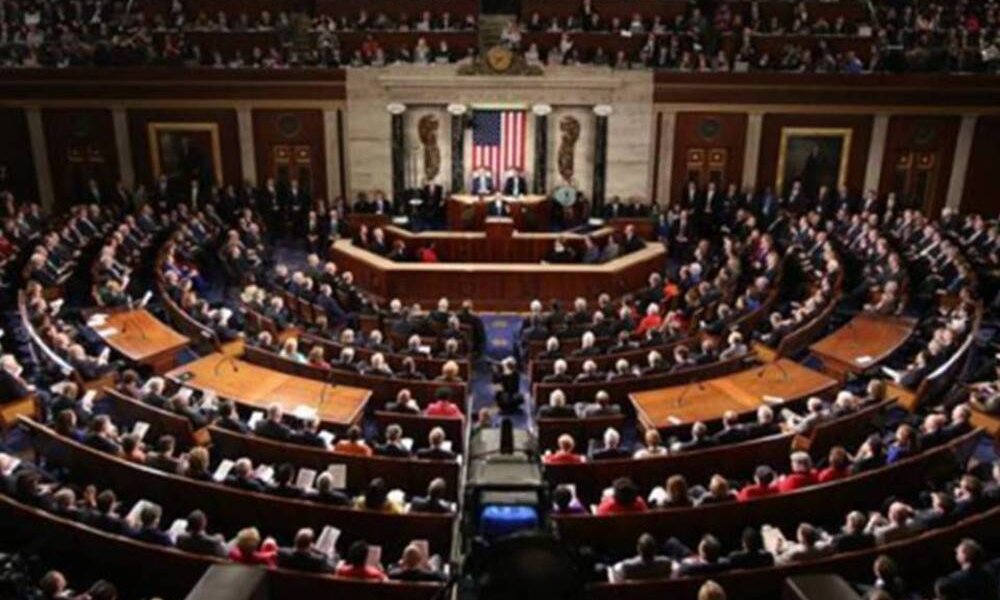 Los republicanos de la Cámara de Representantes aprobaron el miércoles una resolución que anularía el plan de cancelación de préstamos estudiantiles del presidente Joe Biden , pero la Casa Blanca prometió vetarlo y el plan sigue en suspenso mientras la Corte Suprema considera su destino.