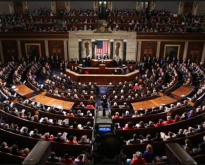 Los republicanos de la Cámara de Representantes aprobaron el miércoles una resolución que anularía el plan de cancelación de préstamos estudiantiles del presidente Joe Biden , pero la Casa Blanca prometió vetarlo y el plan sigue en suspenso mientras la Corte Suprema considera su destino.