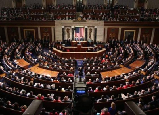 Los republicanos de la Cámara de Representantes aprobaron el miércoles una resolución que anularía el plan de cancelación de préstamos estudiantiles del presidente Joe Biden , pero la Casa Blanca prometió vetarlo y el plan sigue en suspenso mientras la Corte Suprema considera su destino.