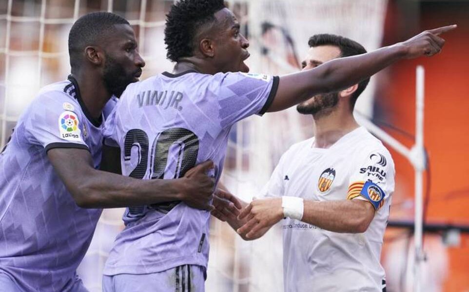 El comité de competición de España decidió sancionar al equipo del Valencia con el cierre de las gradas Mario Kempes por cinco partidos y una multa que ronda los 45.000 euros.