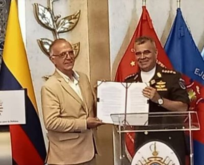 Venezuela y Colombia fortalecerán estrategias de seguridad entre los dos países, según lo comunicaron de manera conjunta, los ministros de defensa ambos países, el venezolano, Vladimir Padrino y el colombiano Iván Velásquez, tras una reunión que se desarrolló en la sede del Ministerio del Poder Popular, en Caracas.