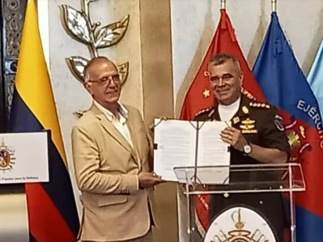 Venezuela y Colombia fortalecerán estrategias de seguridad entre los dos países, según lo comunicaron de manera conjunta, los ministros de defensa ambos países, el venezolano, Vladimir Padrino y el colombiano Iván Velásquez, tras una reunión que se desarrolló en la sede del Ministerio del Poder Popular, en Caracas.