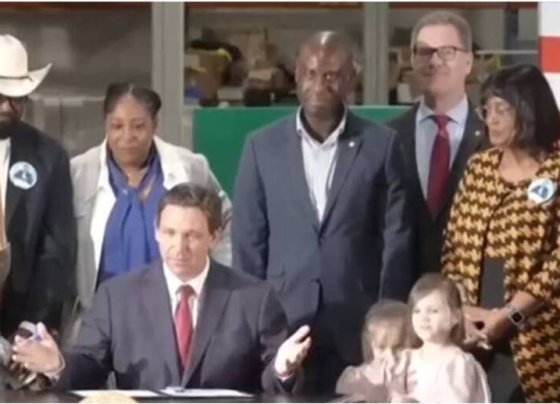 Florida ha dado luz verde a una ley que castiga duramente a los indocumentados del estado. La medida, aprobada por el gobernador Ron DeSantis, ha causado gran preocupación entre la población.