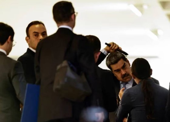 Custodios de Nicolás Maduro agredieron a periodistas en cumbre de presidentes Varios reporteros fueron atacados en la sede de la Cancillería brasileña cuando intentaron acercarse al mandatario chavista. La salida de Nicolás Maduro de la sede de la cumbre sudamericana realizada este martes en Brasilia quedó marcada por la violenta agresión a periodistas por parte de su personal de seguridad. Los incidentes en los que fueron golpeados una reportera del canal de televisión Globo y otros profesionales de prensa, empezaron cuando Maduro daba declaraciones en medio de una nube de cámaras y reporteros. El tumulto pasó a mayores cuando custodios venezolanos y brasileños empujaron a algunos de los reporteros y la situación degeneró al punto de que llegó a los golpes. Maduro fue el último de los mandatarios en abandonar la sede de la Cancillería brasileña, donde este martes se celebró una cumbre de países suramericanos convocada por el brasileño Luiz Inácio Lula da Silva. A la cumbre también asistieron los presidentes de Argentina, Alberto Fernández; Bolivia, Luis Arce; Chile, Gabriel Boric; Colombia, Gustavo Petro; Ecuador, Guillermo Lasso; Guyana, Irfaan Ali; Paraguay: Mario Abdo Benítez; Surinam, Chan Santokhi; Uruguay, Luis Lacalle Pou. La única ausente fue la mandataria peruana Dina Boluarte, quien fue representada por el presidente del Consejo de Ministros, Alberto Otárola. Además de ser el último en retirarse, Nicolás Maduro fue el primero en llegar a la Cancillería brasileña para asistir a la cumbre. No hizo declaraciones al entrar al Palacio de Itamaraty, donde fue recibido por Lula da Silva, quien organizó este encuentro internacional con el objetivo de retomar el diálogo y analizar la posibilidad de que la región vuelva a contar con un foro de integración “puramente suramericano”, que sea “permanente, inclusivo y moderno”. Diferencias sobre Venezuela Sudamérica ventiló en Brasilia todas sus diferencias, sobre todo las que atañen a Venezuela, en esta cumbre que dejó como resultado una firme apuesta en la integración. Esta reunión regional, la primera en su tipo en nueve años, concluyó con una declaración bautizada “Consenso de Brasilia” que, como punto principal, incluye un acuerdo entre los doce países de la región para elaborar una “hoja de ruta” para fomentar el comercio y las inversiones, superar asimetrías, eliminar medidas unilaterales y aumentar la cooperación económica, todo con la meta de alcanzar una “efectiva área de libre comercio sudamericana”. El “Consenso de Brasilia” incluye, en el segundo de sus nueve puntos, un compromiso “con la democracia y los derechos humanos, el desarrollo sostenible y la justicia social, el Estado de derecho y la estabilidad institucional, la defensa de la soberanía y la no injerencia en asuntos internos”. Este punto despertó resquemores en el presidente uruguayo, Luis Lacalle Pou, quien, en su primera intervención en la cumbre, dijo que ese artículo no terminaba de reflejar la situación venezolana. “Obviamente, no tenemos la misma definición, que creo que es una en la Real Academia Española, de lo que son el respeto a las instituciones, a los derechos humanos y a la democracia”, afirmó en un video divulgado en su perfil de Instagram. Lacalle Pou también le protestó a Lula, quien la víspera, en una reunión bilateral con Maduro, calificó de “narrativas” las críticas sobre la falta de democracia o violaciones de los derechos humanos en Venezuela. El mandatario uruguayo dijo que se sintió “sorprendido” con esa calificación y fue respaldado por el socialista chileno Gabriel Boric, crítico de Maduro, quien sostuvo que lo que ocurre en Venezuela no es una “construcción narrativa”, sino “una realidad seria”. Sobre ese asunto, Lula declaró en la rueda de prensa final de la cumbre que “no es posible que no haya un mínimo de democracia en Venezuela”, ya que el chavismo ha convocado casi 30 elecciones en los últimos veinte años y, aunque ha ganado casi todas, otras las ha perdido. Aun así, aseguró que Brasil hará “lo que pueda para contribuir con el fortalecimiento de la democracia en Venezuela”.