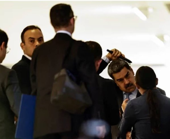 Custodios de Nicolás Maduro agredieron a periodistas en cumbre de presidentes Varios reporteros fueron atacados en la sede de la Cancillería brasileña cuando intentaron acercarse al mandatario chavista. La salida de Nicolás Maduro de la sede de la cumbre sudamericana realizada este martes en Brasilia quedó marcada por la violenta agresión a periodistas por parte de su personal de seguridad. Los incidentes en los que fueron golpeados una reportera del canal de televisión Globo y otros profesionales de prensa, empezaron cuando Maduro daba declaraciones en medio de una nube de cámaras y reporteros. El tumulto pasó a mayores cuando custodios venezolanos y brasileños empujaron a algunos de los reporteros y la situación degeneró al punto de que llegó a los golpes. Maduro fue el último de los mandatarios en abandonar la sede de la Cancillería brasileña, donde este martes se celebró una cumbre de países suramericanos convocada por el brasileño Luiz Inácio Lula da Silva. A la cumbre también asistieron los presidentes de Argentina, Alberto Fernández; Bolivia, Luis Arce; Chile, Gabriel Boric; Colombia, Gustavo Petro; Ecuador, Guillermo Lasso; Guyana, Irfaan Ali; Paraguay: Mario Abdo Benítez; Surinam, Chan Santokhi; Uruguay, Luis Lacalle Pou. La única ausente fue la mandataria peruana Dina Boluarte, quien fue representada por el presidente del Consejo de Ministros, Alberto Otárola. Además de ser el último en retirarse, Nicolás Maduro fue el primero en llegar a la Cancillería brasileña para asistir a la cumbre. No hizo declaraciones al entrar al Palacio de Itamaraty, donde fue recibido por Lula da Silva, quien organizó este encuentro internacional con el objetivo de retomar el diálogo y analizar la posibilidad de que la región vuelva a contar con un foro de integración “puramente suramericano”, que sea “permanente, inclusivo y moderno”. Diferencias sobre Venezuela Sudamérica ventiló en Brasilia todas sus diferencias, sobre todo las que atañen a Venezuela, en esta cumbre que dejó como resultado una firme apuesta en la integración. Esta reunión regional, la primera en su tipo en nueve años, concluyó con una declaración bautizada “Consenso de Brasilia” que, como punto principal, incluye un acuerdo entre los doce países de la región para elaborar una “hoja de ruta” para fomentar el comercio y las inversiones, superar asimetrías, eliminar medidas unilaterales y aumentar la cooperación económica, todo con la meta de alcanzar una “efectiva área de libre comercio sudamericana”. El “Consenso de Brasilia” incluye, en el segundo de sus nueve puntos, un compromiso “con la democracia y los derechos humanos, el desarrollo sostenible y la justicia social, el Estado de derecho y la estabilidad institucional, la defensa de la soberanía y la no injerencia en asuntos internos”. Este punto despertó resquemores en el presidente uruguayo, Luis Lacalle Pou, quien, en su primera intervención en la cumbre, dijo que ese artículo no terminaba de reflejar la situación venezolana. “Obviamente, no tenemos la misma definición, que creo que es una en la Real Academia Española, de lo que son el respeto a las instituciones, a los derechos humanos y a la democracia”, afirmó en un video divulgado en su perfil de Instagram. Lacalle Pou también le protestó a Lula, quien la víspera, en una reunión bilateral con Maduro, calificó de “narrativas” las críticas sobre la falta de democracia o violaciones de los derechos humanos en Venezuela. El mandatario uruguayo dijo que se sintió “sorprendido” con esa calificación y fue respaldado por el socialista chileno Gabriel Boric, crítico de Maduro, quien sostuvo que lo que ocurre en Venezuela no es una “construcción narrativa”, sino “una realidad seria”. Sobre ese asunto, Lula declaró en la rueda de prensa final de la cumbre que “no es posible que no haya un mínimo de democracia en Venezuela”, ya que el chavismo ha convocado casi 30 elecciones en los últimos veinte años y, aunque ha ganado casi todas, otras las ha perdido. Aun así, aseguró que Brasil hará “lo que pueda para contribuir con el fortalecimiento de la democracia en Venezuela”.